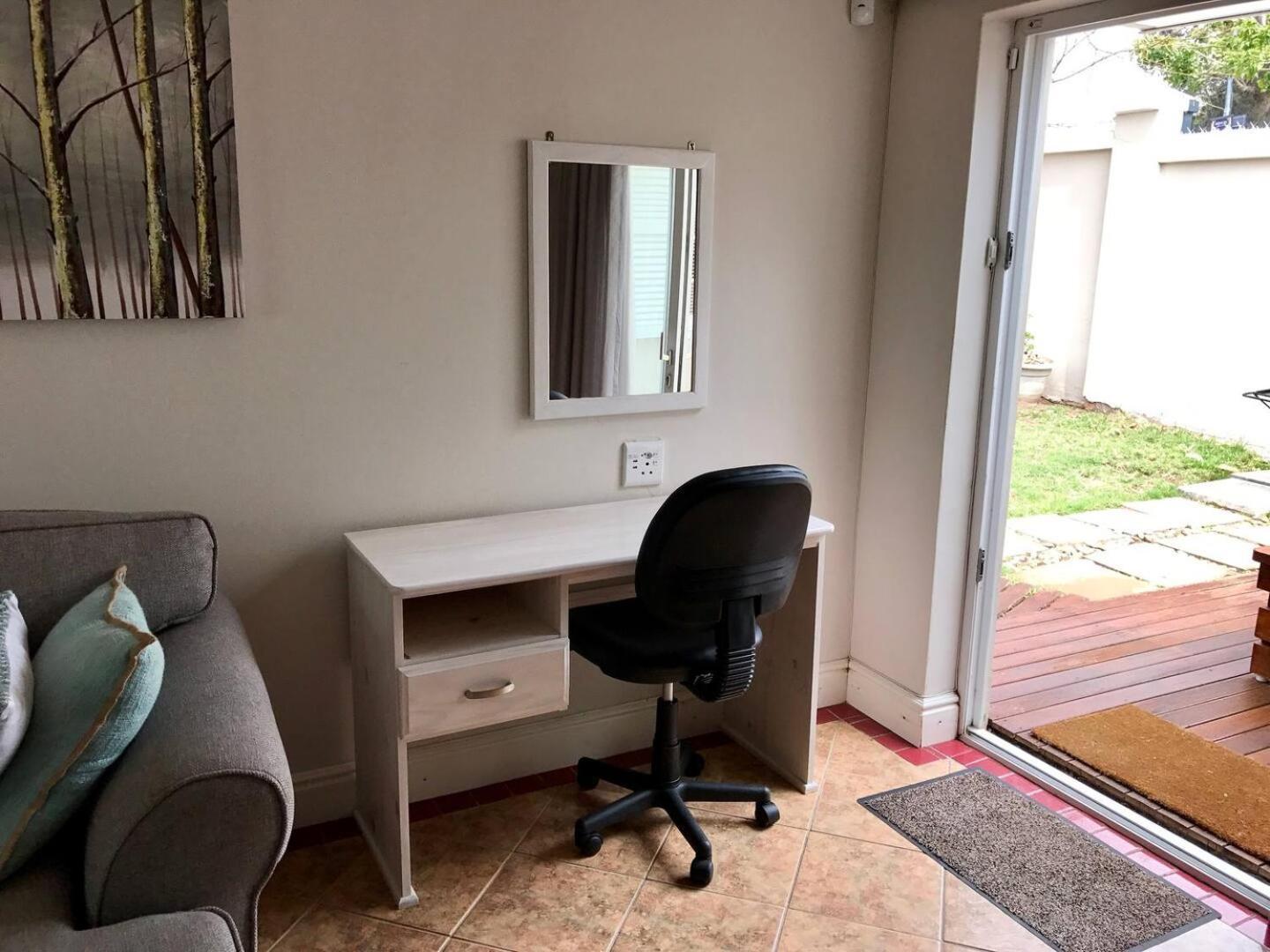 Cosy Private Cottage-internet & Off Street Parking