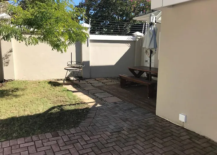 Cosy Private Cottage-Internet & Off Street Parking