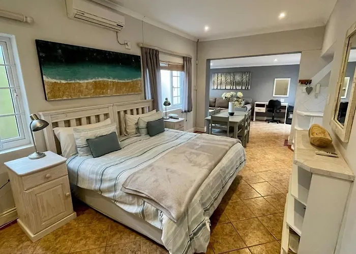 Cosy Private Cottage-Internet & Off Street Parking