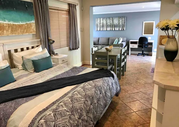 Cosy Private Cottage-Internet & Off Street Parking