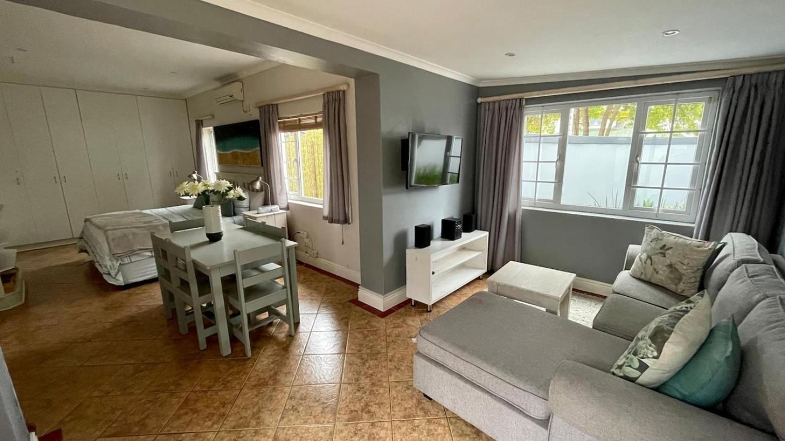 Cosy Private Cottage-internet & Off Street Parking *